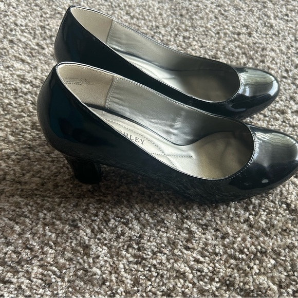 Laura Ashley Black Patent Pumps Size 7.5M Business Casual Office Formal Event - Picture 3 of 5